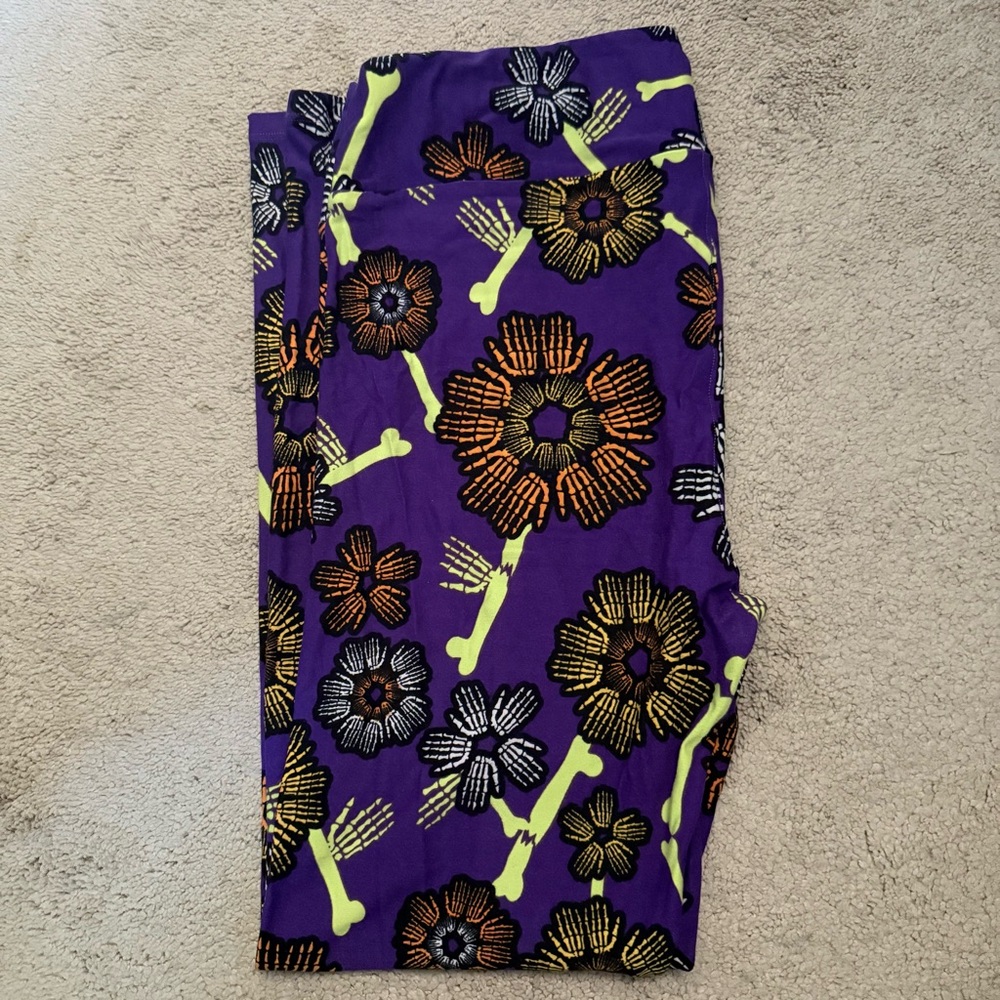 LuLaRoe Tall & Curvy Leggings – Purple Skeleton Hand Floral Print